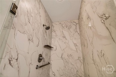 Elegant and exceptionally private patio home in Oakridge - photo 31
