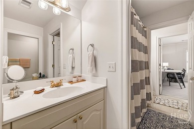 Elegant and exceptionally private patio home in Oakridge - photo 36