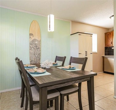 Beautifully updated 1st floor 1-bed, 1.5-bath condo w/stunning - photo 8