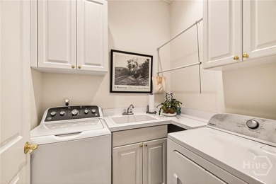 Elegant and exceptionally private patio home in Oakridge - photo 43