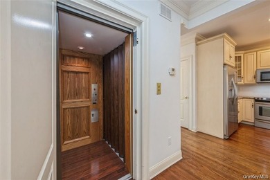 Desirable END UNIT beautifully maintained ,located in a - photo 13