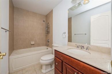 Desirable END UNIT beautifully maintained ,located in a - photo 18