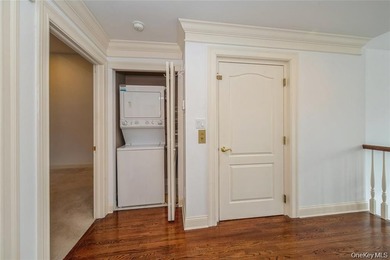Desirable END UNIT beautifully maintained ,located in a - photo 22