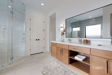 Experience luxury desert living in this beautifully appointed - photo 33