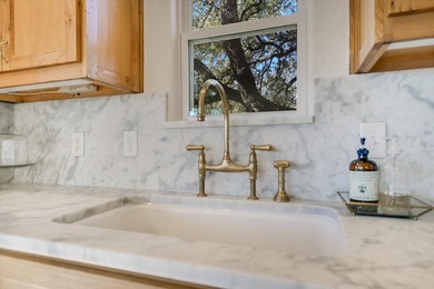 BERMUDA BUNGALOW IN SUNRISE BEACH! Tucked beneath mature trees - photo 7