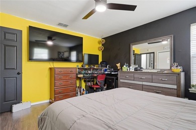 Welcome to this beautifully maintained 4-bedroom, 2-bathroom - photo 17