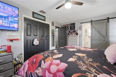 Welcome to this beautifully maintained 4-bedroom, 2-bathroom - photo 21