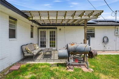Welcome to this beautifully maintained 4-bedroom, 2-bathroom - photo 28