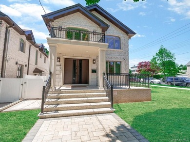 Prime Bayside location just two blocks from Bell Blvd - photo 2