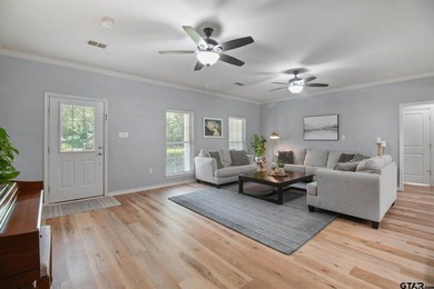 Nestled on a quiet cul-de-sac, this timeless, traditional home - photo 4