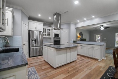 Nestled on a quiet cul-de-sac, this timeless, traditional home - photo 5