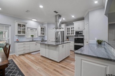 Nestled on a quiet cul-de-sac, this timeless, traditional home - photo 6