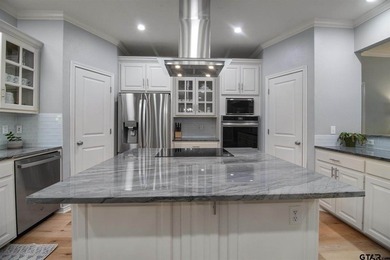 Nestled on a quiet cul-de-sac, this timeless, traditional home - photo 7