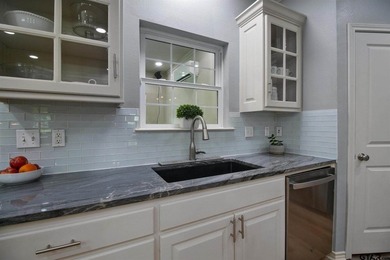 Nestled on a quiet cul-de-sac, this timeless, traditional home - photo 8