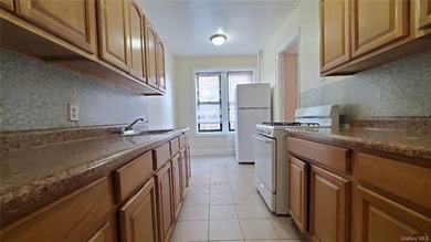 Welcome to this immaculately maintained 2 bedroom apartment - photo 4