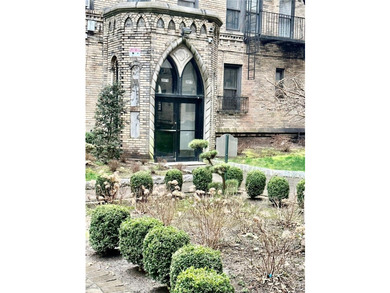 Welcome to this immaculately maintained 2 bedroom apartment - photo 8