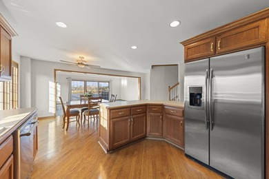 Welcome to this BEAUTIFUL END-UNIT townhome perfectly positioned - photo 18