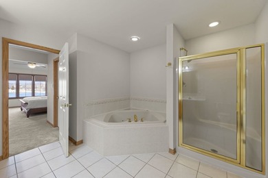 Welcome to this BEAUTIFUL END-UNIT townhome perfectly positioned - photo 22