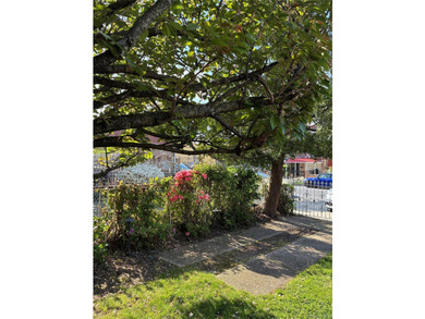 Welcome to 2216 Seward Avenue! This 3 bedroom, 1 1/2 bath - photo 4