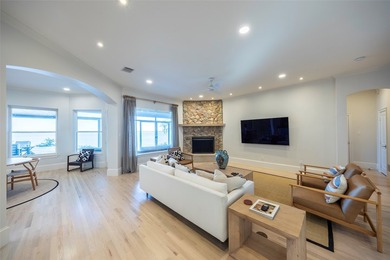 Stunning lakefront home filled with natural light, luxury - photo 6