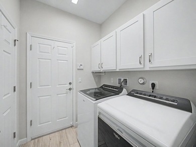 Welcome to this beautifully upgraded 2-bedroom + Den, 2-bathroom - photo 17