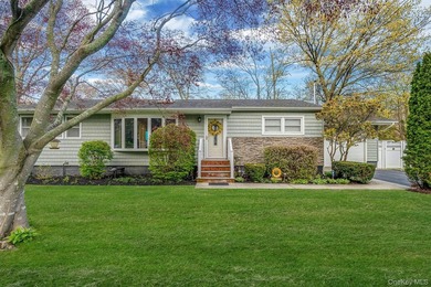 Welcome to this captivating, well maintained ranch in the - photo 2