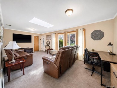Welcome to this captivating, well maintained ranch in the - photo 4