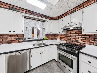 Welcome to this captivating, well maintained ranch in the - photo 10