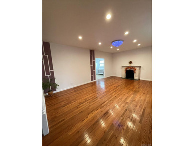 Beautiful single-family home in Bayside on a 48x125 lot, offered - photo 2