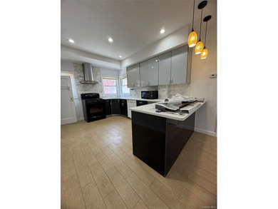 Beautiful single-family home in Bayside on a 48x125 lot, offered - photo 5