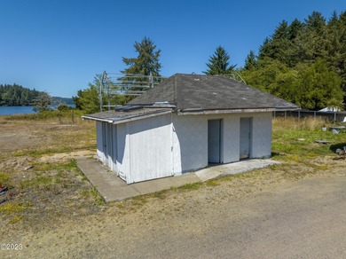 A local landmark situated at Oneatta Point on Yaquina Bay. The - photo 12