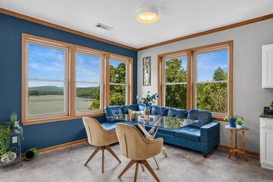 Stunning furnished lakefront tri-level home offering - photo 22