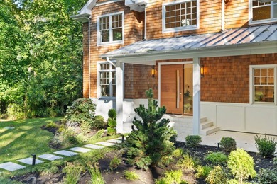 Tucked away on a quiet lane just moments from East Hampton - photo 3