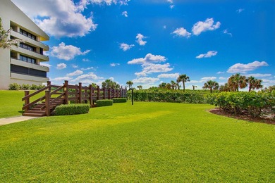 Exquisite oceanfront lower penthouse suite has been meticulously - photo 31
