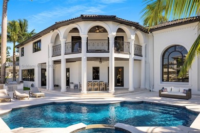 Welcome to this sophisticated and fully renovated waterfront - photo 3