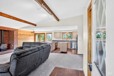Welcome to Cascade!! Come home to this private home located in - photo 4