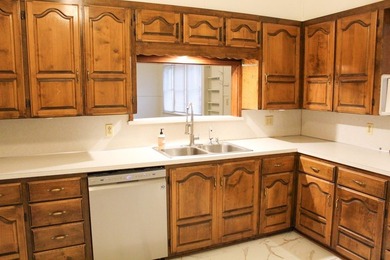 Wonderful ranch style home on beautifully landscaped lot looking - photo 2