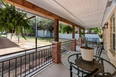 Wonderful ranch style home on beautifully landscaped lot looking - photo 3