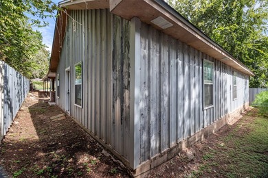 Wonderful ranch style home on beautifully landscaped lot looking - photo 4