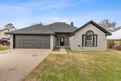 Newly remodeled home located on a cove with new steel retaining - Lake Home For Sale in Gun Barrel City, Texas