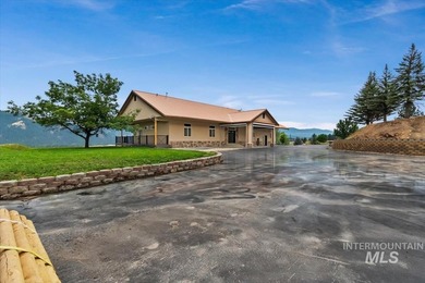 Fantastic Views! This beautiful home offers 3 bedrooms, 3 - photo 3