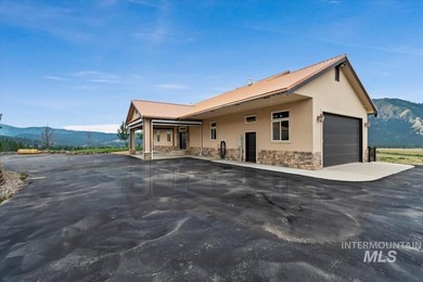 Fantastic Views! This beautiful home offers 3 bedrooms, 3 - photo 4