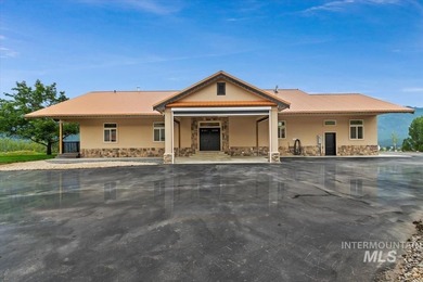 Fantastic Views! This beautiful home offers 3 bedrooms, 3 - photo 5