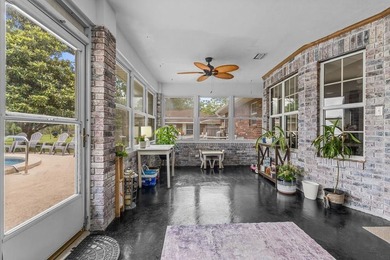 Spacious brick home with separate guest house, pool, and - photo 15