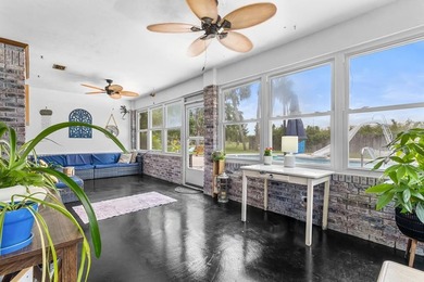 Spacious brick home with separate guest house, pool, and - photo 16