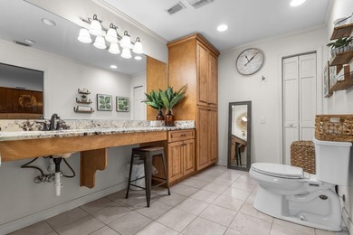 Spacious brick home with separate guest house, pool, and - photo 30