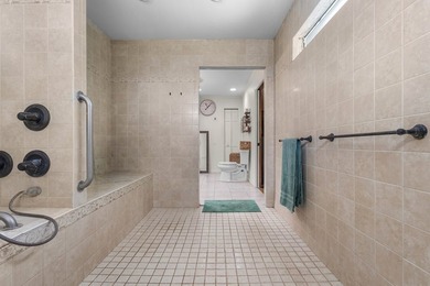 Spacious brick home with separate guest house, pool, and - photo 32