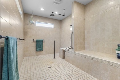 Spacious brick home with separate guest house, pool, and - photo 33