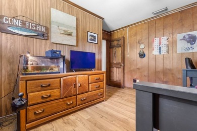 Spacious brick home with separate guest house, pool, and - photo 37