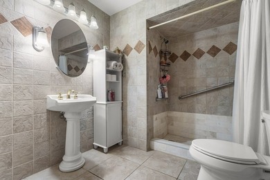 Spacious brick home with separate guest house, pool, and - photo 38